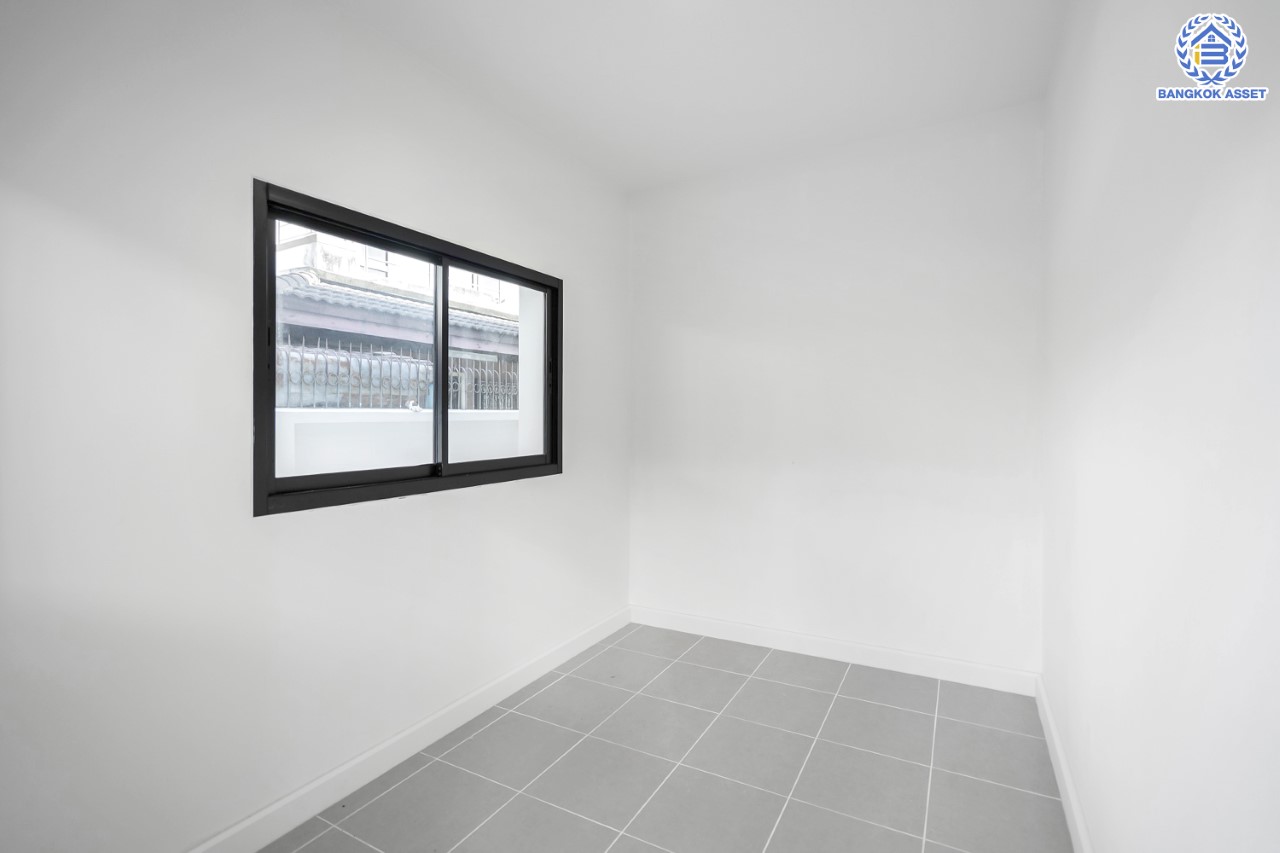 คฤหาสน์มือสองตกแต่งใหม่ โครงการ อักษรา พุทธมณฑลสาย3-บรมราชชนนี ตกแต่งหรูหรา เนื้อที่ 147 ตร.ว. พื้นที่ใช้สอยมากถึง 455 ตร.ม.!! ฟังก์ชันจัดเต็ม 4 ห้องนอนขนาดใหญ่ 5 ห้องน้ำ 1 ห้องแม่บ้าน จอดรถได้ 2 คัน พร้อมพื้นที่สนามหญ้าด้านข้างกว้างถึง 240 ตร.ม. บนทำเลเชื่อมต่อหลายเส้นทาง ใกล้เซ็นทรัลศาลายา, ม.มหิดล ทางคู่ขนานลอยฟ้าบรมราชชนนี และรายล้อมด้วยสิ่งอำนวยความสะดวกครบ!